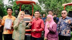 Bupati Mura Serahkan Bantuan Alsintan Untuk Kelompok Tani