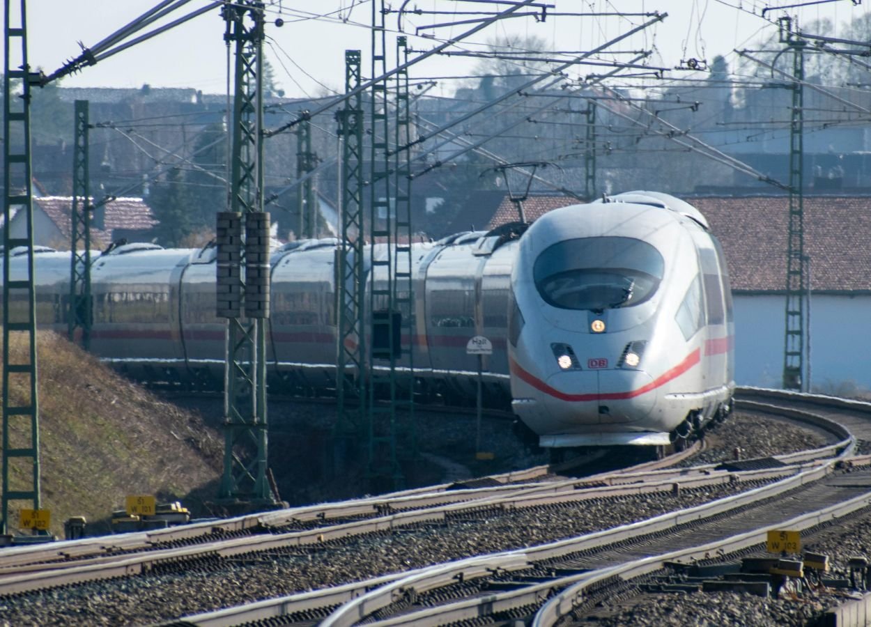 Pemerintah Mulai Kaji Perpanjangan Kereta Cepat Whoosh hingga Surabaya - WartaIndependen.com