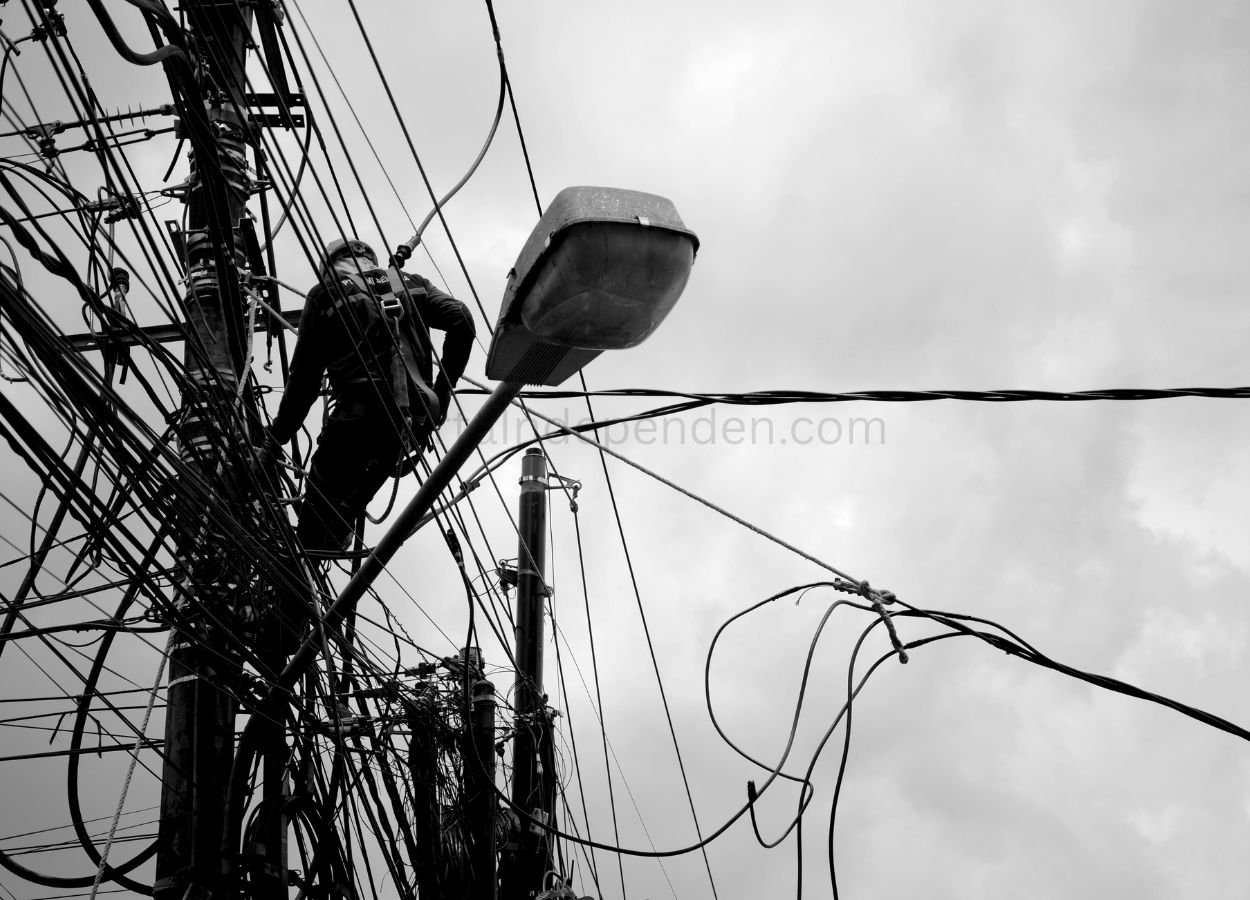 Kabel Semrawut Lima Tahun Dikeluhkan Warga Kuningan Barat - WartaIndependen.com